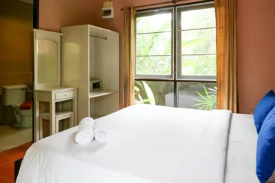 Standard Double Room — Flora Ville